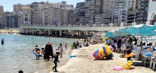 الإقبال على شواطئ الإسكندرية