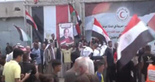أهالي غزة يرفعون صور الرئيس السيسي